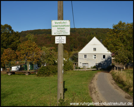 Der Hof Fahrentrappe ist Teil des Themenweges Es geht rechts am Haus vorbei geradeaus über den Hofraum 