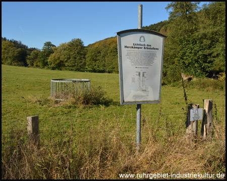 Das Lichtloch des Herzkämper Erbstollens mit Infotafel