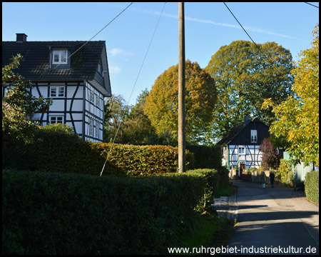 Alte Fachwerkhäuser entlang der Dorfstraße