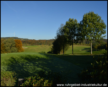 Hügelige Platzanlage mit Aussicht in die herbstliche Umgebung