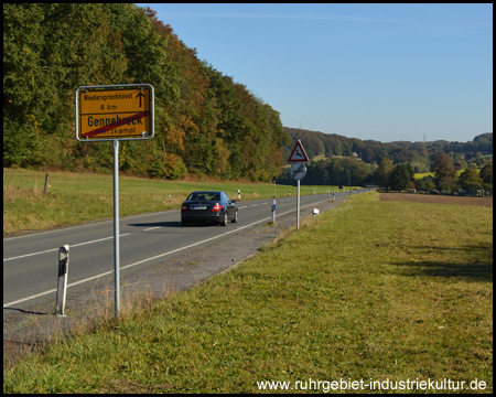 Wanderweg trifft Landstraße am Ortseingang von Herzkamp