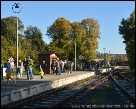 In unmittelbarer Nähe: Bahnsteig der Museumseisenbahn