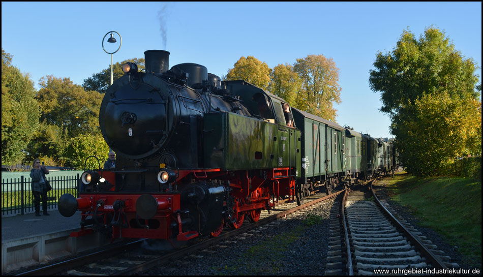 Der Dampfzug ist eingefahren. Vorne zieht Dampflok V von Jung aus dem Jahre 1956 einen Gepäck- und vier Personenwagen