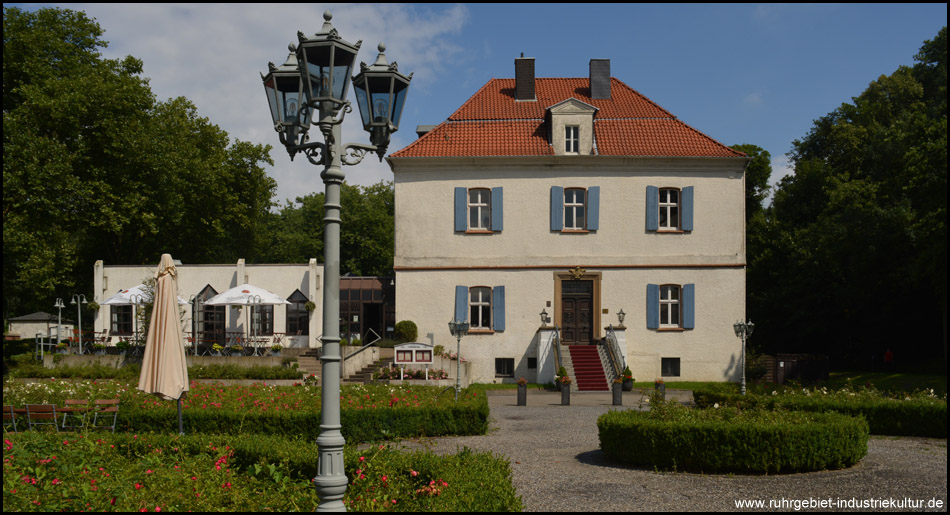 Halbes Herrenhaus von Schloss Goldschmieding (rechts) und neuer Café-Anbau (links von der Laterne) – Ausgangspunkt der Touren
