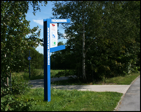 Eingang zum Park mit einer Stele in Form eines Fröndenberg-F