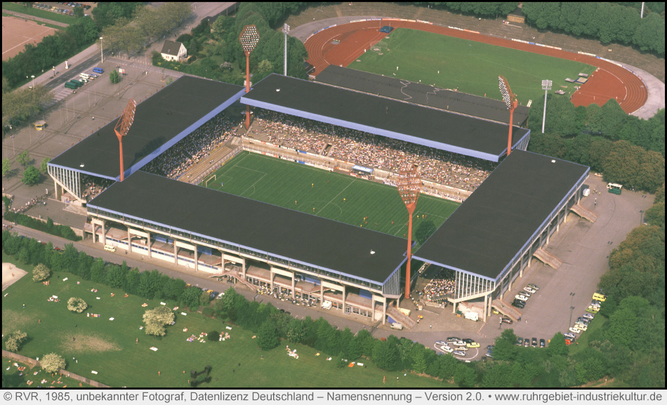 altes Luftbild vom Westfalenstadion in den 1980er Jahren