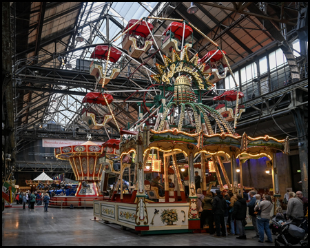 Riesenrad in einer Halle