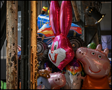 Helium-Figuren auf einem Jahrmarkt