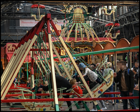 Nostalgische Schiffschaukeln auf einem Jahrmarkt