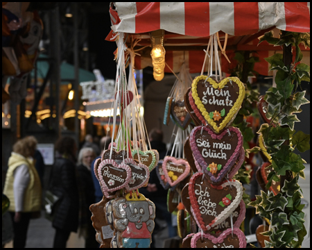 Jahrmarktstand mit Lebkuchenherzen mit Aufschrift "Mein Schatz" oder "ich liebe dich"