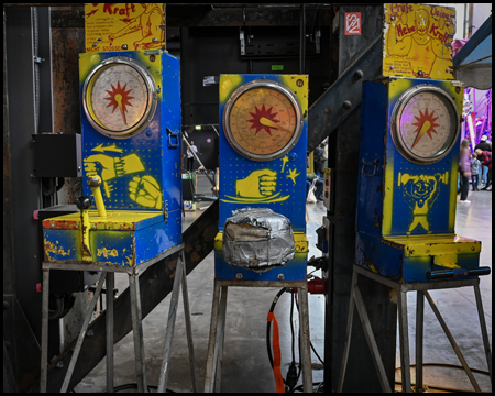 Boxautomat und Kraftprüfer auf einer Kirmes