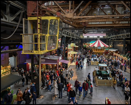 Kabine einer Kranbahn und historischer Jahrmarkt von oben gesehen