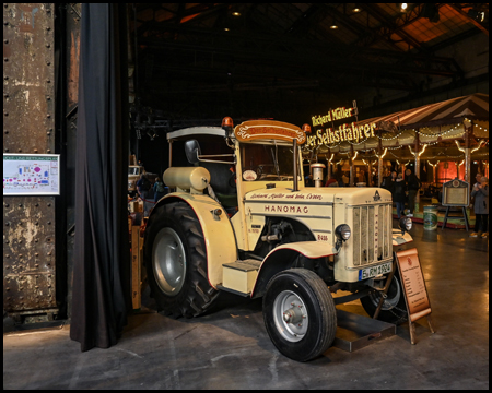 Ein historisches Fahrzeug in einer Halle