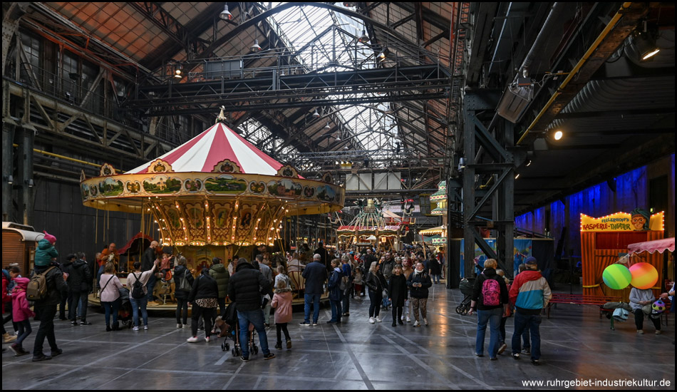 Historischer Jahrmarkt in der Jahrhunderthalle mit alten Karusells