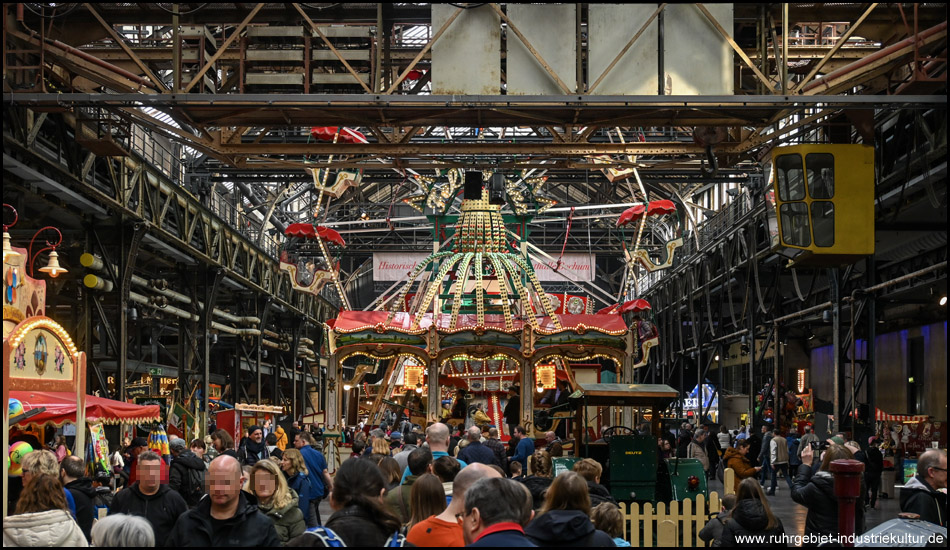 Riesenrad auf dem historischen Jahrmarkt in einer Halle