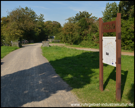 Rostiges HOAG-Schild mit Informationstafel am Wegesrand