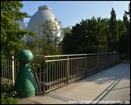 Spielfigur trifft Eier-Faulturm