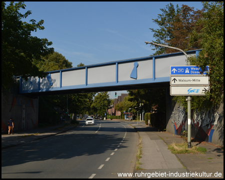 Wiederkehrende Spielfiguren als Motiv an der Brücke