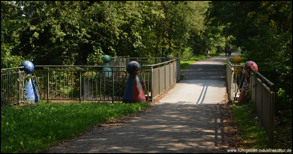 Ganz andere Farbkombination mit zweifarbigen Spielfiguren an einer Brücke