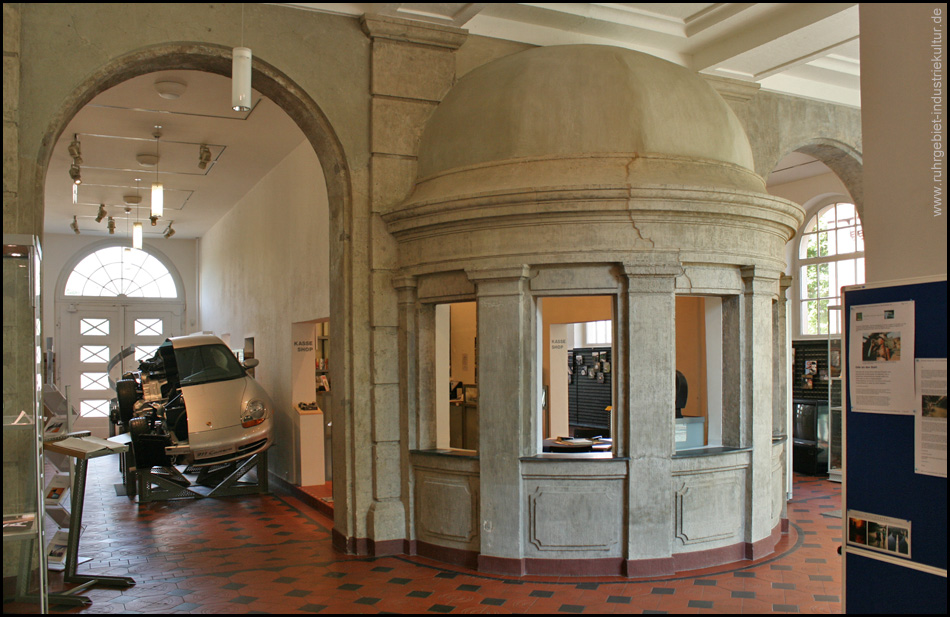 Pförtnerloge im alten Portierhaus I von 1914 - heute Kasse und Andenkenladen. Links ein Schnittmodell des Porsche 911 Carrera 2