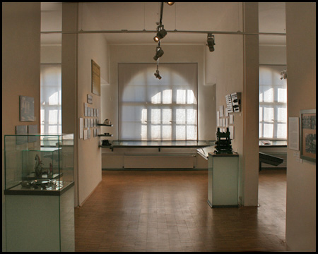 Das Museum zeigt in hellen Räumen Exponate zum Betrachten...