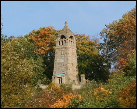 Das 20 m hohe Berger-Denkmal auf dem Hohenstein