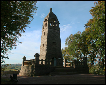 Berger-Denkmal von der Seite des Naherholungsgebietes