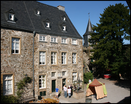 Neuer Palas mit Ziehbrunnen im Hof