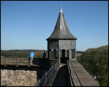 Begehbarer Wehrgang mit Ecktürmchen