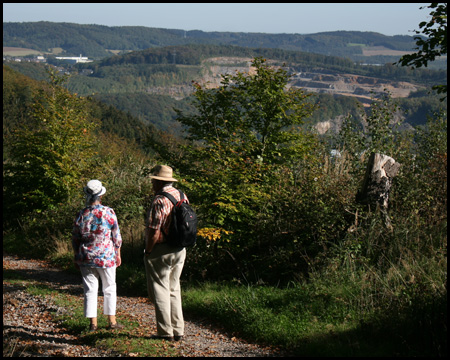 Wanderer auf den A-Wegen oberhalb des Schlosses