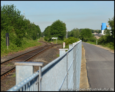 Radweg auf der Hugobahn – hier bitte vorher rechts abbiegen!