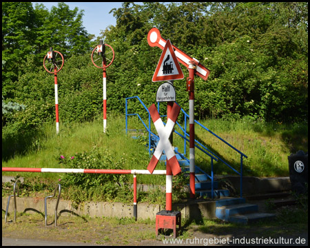 Signal, Schilder und Zugschlusslampen als Dekoration