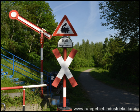 Freie Fahrt: Hinterm Andreaskreuz führt der Radweg weiter