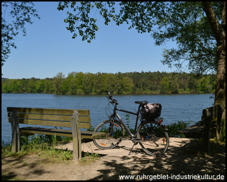 Einer der Rastplätze mit Seeblick