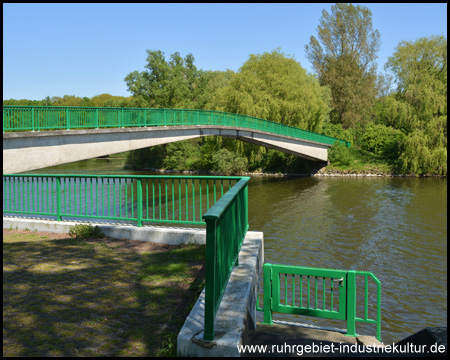 Brücke über den See