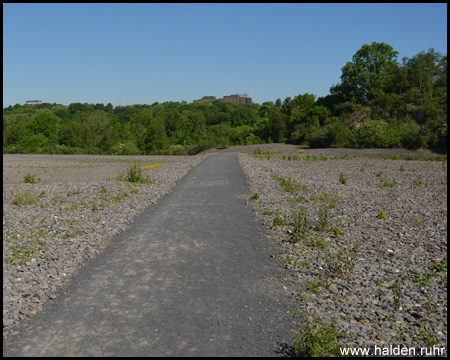 fein geschotterter Weg um das Gipfelplateau, rechts kleiner Teich