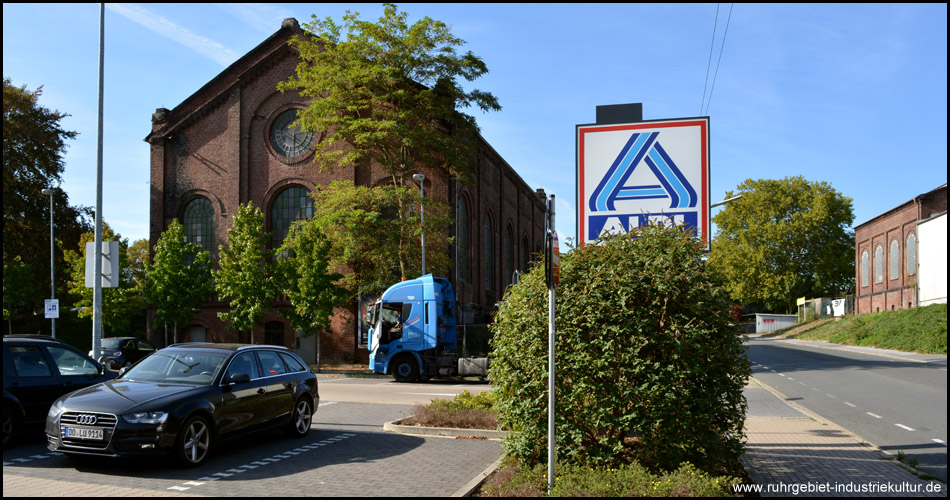 Betriebsgebäude der Zeche Neu-Iserlohn am Parkplatz eines nicht näher benannten Lebensmitteldiscounters