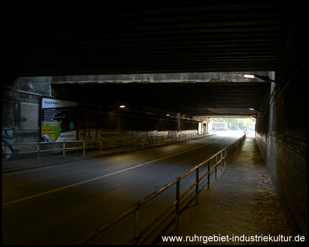 Langer Tunnel mit Licht am Ende, wo das Ziel ist