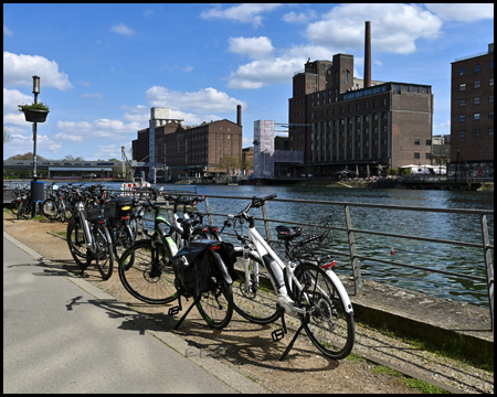 Fahrrad vor Mühlen am Innenhafen