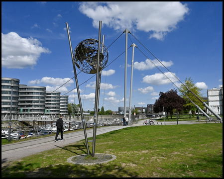 Mercator-Kugel vor der Buckelbrücke im Innenhafen Duisburg