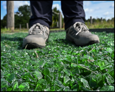 Wanderschuhe und Glasscherben