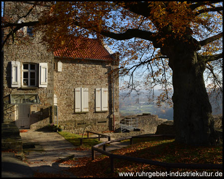 Haus Custodis von der Bergseite gesehen, hinten das Ruhrtal