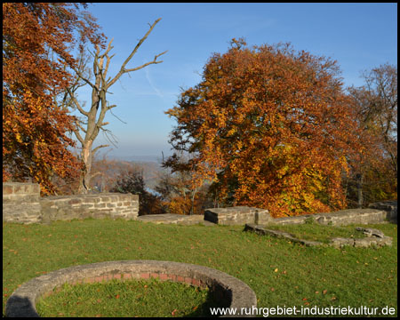 Brunnen und Ruhrtalblick in der Unterburg