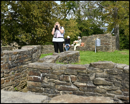 Eine Frau fotografiert in den Ruinen der Isenburg