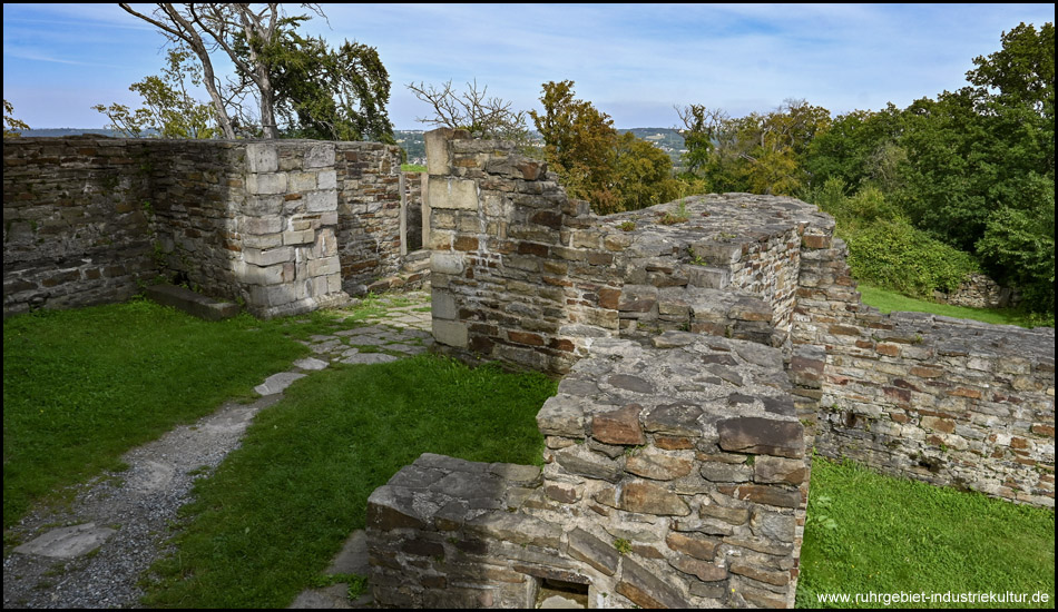 Mauerreste in der Ruine der Isenburg (Burg Isenberg) in Hattingen