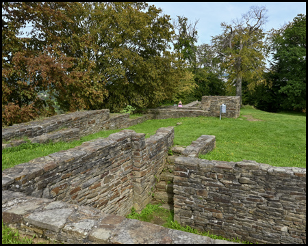 Mauern und Treppen-abgänge auf dem Burg-Gelände