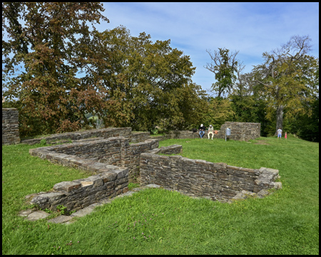 Natursteinmauern eines Kellers in einer Burgruine