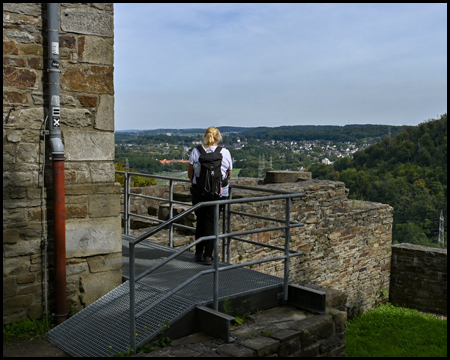 Aussichtspunkt an der Isenburg Hattingen. Eine Frau steht an der Brüstung und schaut hinunter ins Ruhrtal.