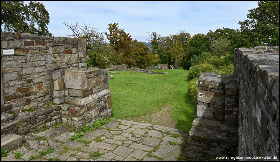 Gelände der Isenburg Hattingen mit Mauern und weiten Wiesenflächen