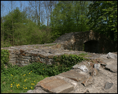 Torbogen und Mauerruinen